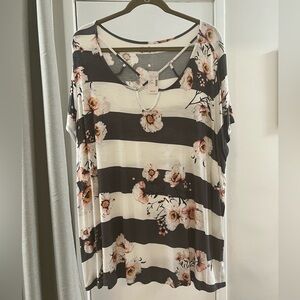 Maurices 24/7 Gray and White Short Sleeve Tee